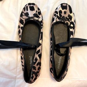 Ballet flats with detachable ties.